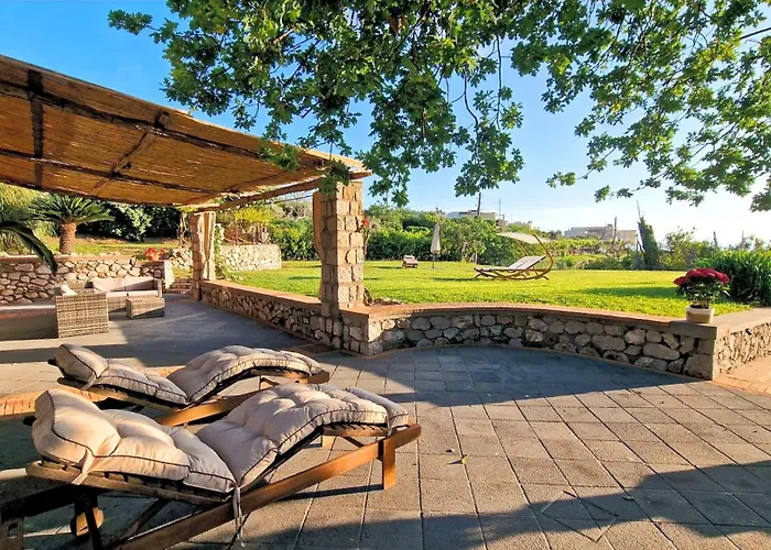 Coralia Vista Mare E Giardino Privato וילה